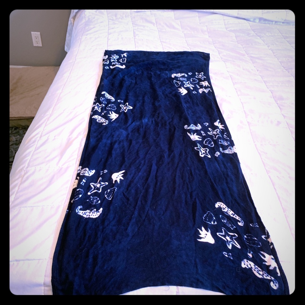 Waist or chest wrap sarong ties at the corners